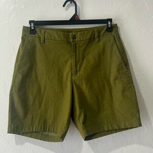 Lululemon
Commission Shorts  men olive green size 31, inseam 7”